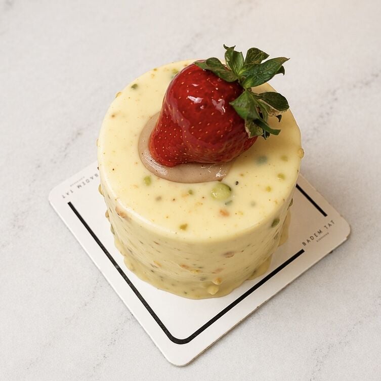 Beyaz Çikolatalı Çilekli Pasta